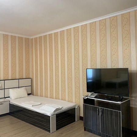 Hotel "Aishadeluxe" Taraz Exteriör bild