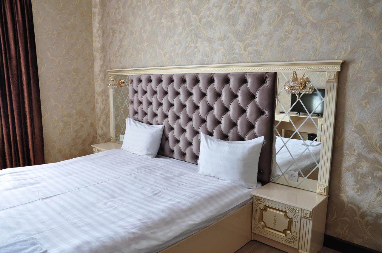 Hotel "Aishadeluxe" Taraz Exteriör bild